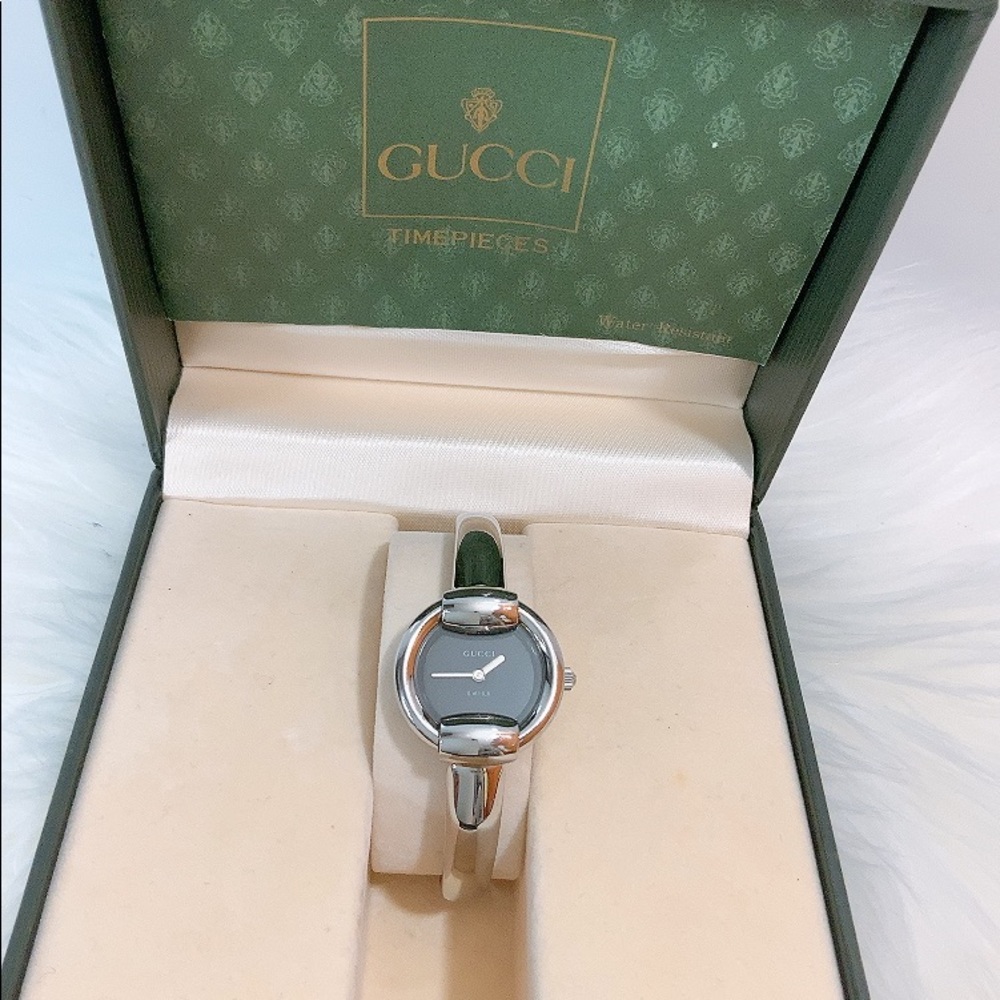 Authentic Gucci 1400 series stainless steel watch.